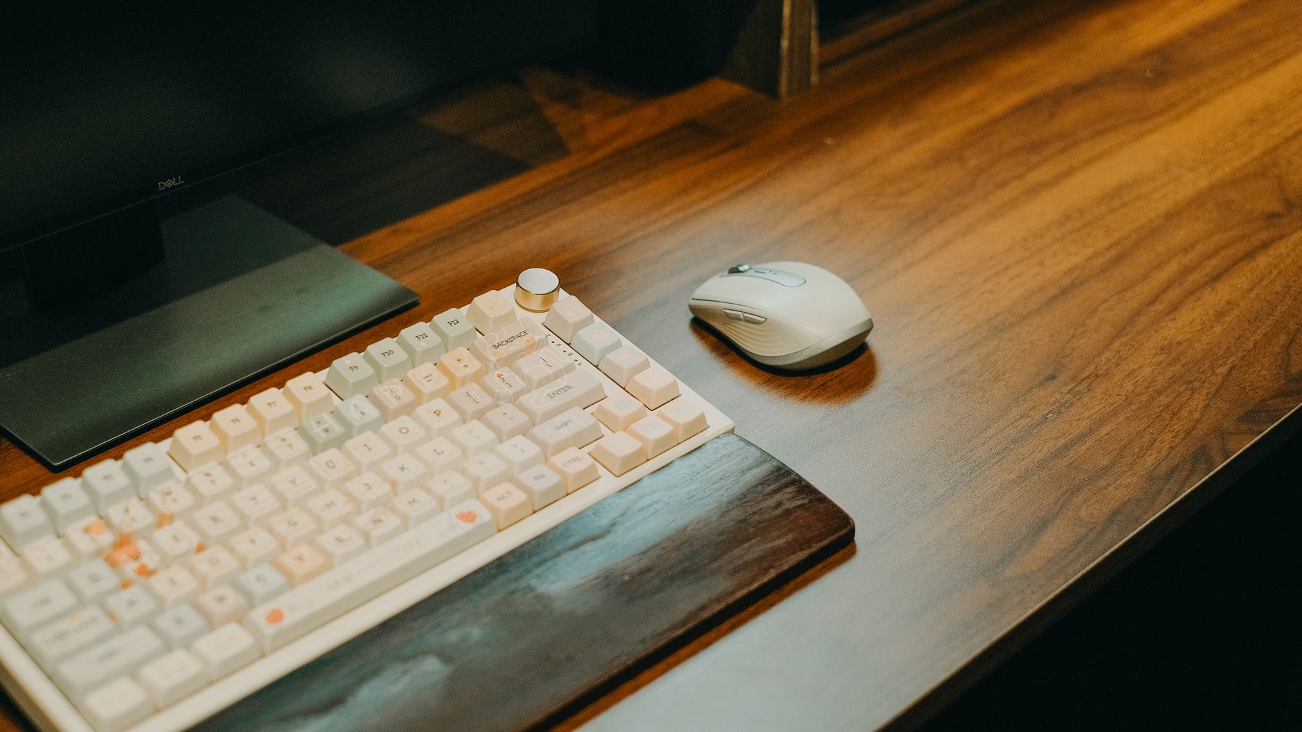 Setup completo com monitores alinhados e iluminação premium